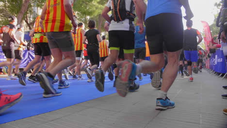 Marathon-Startansicht-Von-Hinten-Auf-Die-Beine-Und-Schuhe-Der-Läufer-Montpellier-Sonniger-Tag